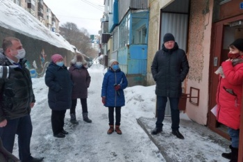 В краевом центре обсудили пути решения коммунальной проблемы по ул. Океанская, 75