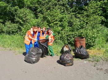 Школьники провели экологическую акцию на Малой лагерной 