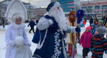 Ёлочная эстафета стартовала: горожан приглашают на праздники в микрорайонах 