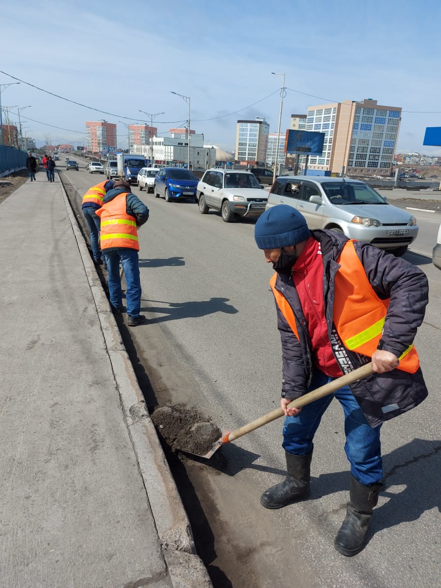 В краевой столице производится сбор мусора, песка и вывоз снега