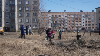 В рамках субботников проводится уборка микрорайонов города