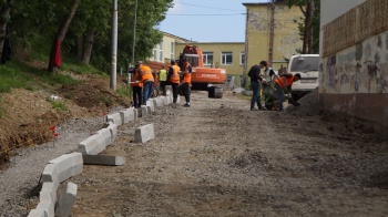 В микрорайоне СРВ начаты масштабные работы по замене асфальта в межквартальных проездах